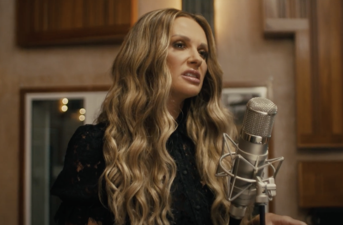 Carly Pearce Releases Incredible Acoustic Performance Of We Don't