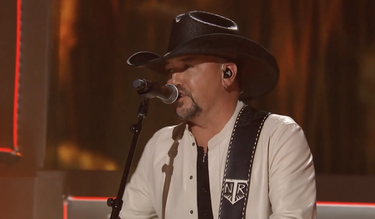 WATCH Jason Aldean Honors Luke Bryan With Performance of "Someone Else